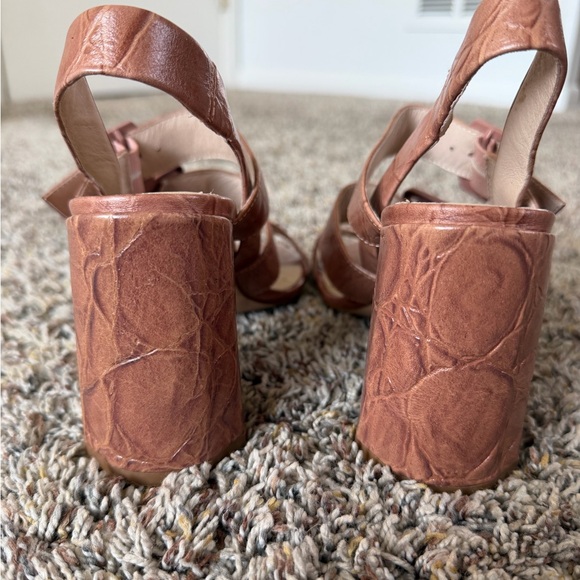 Louise et Cie Soft Rose Crocodile Embossed Leather Strappy Block Heels Size 6.5 - Picture 6 of 6